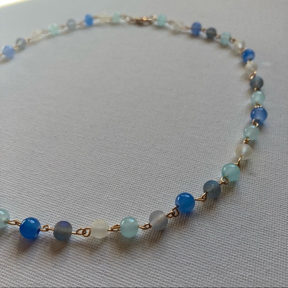 ♡ Handmade blue and white necklace made with glass beads and gold wire :) - Picture 2 of 2